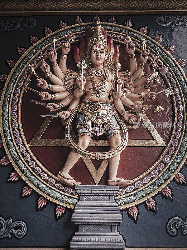 女神Bhagavathi在Sri Vadapathira Kaliamman寺庙新加坡